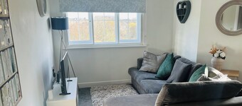 Modern one bed apartment next to mirfield train station free parking and WiFi