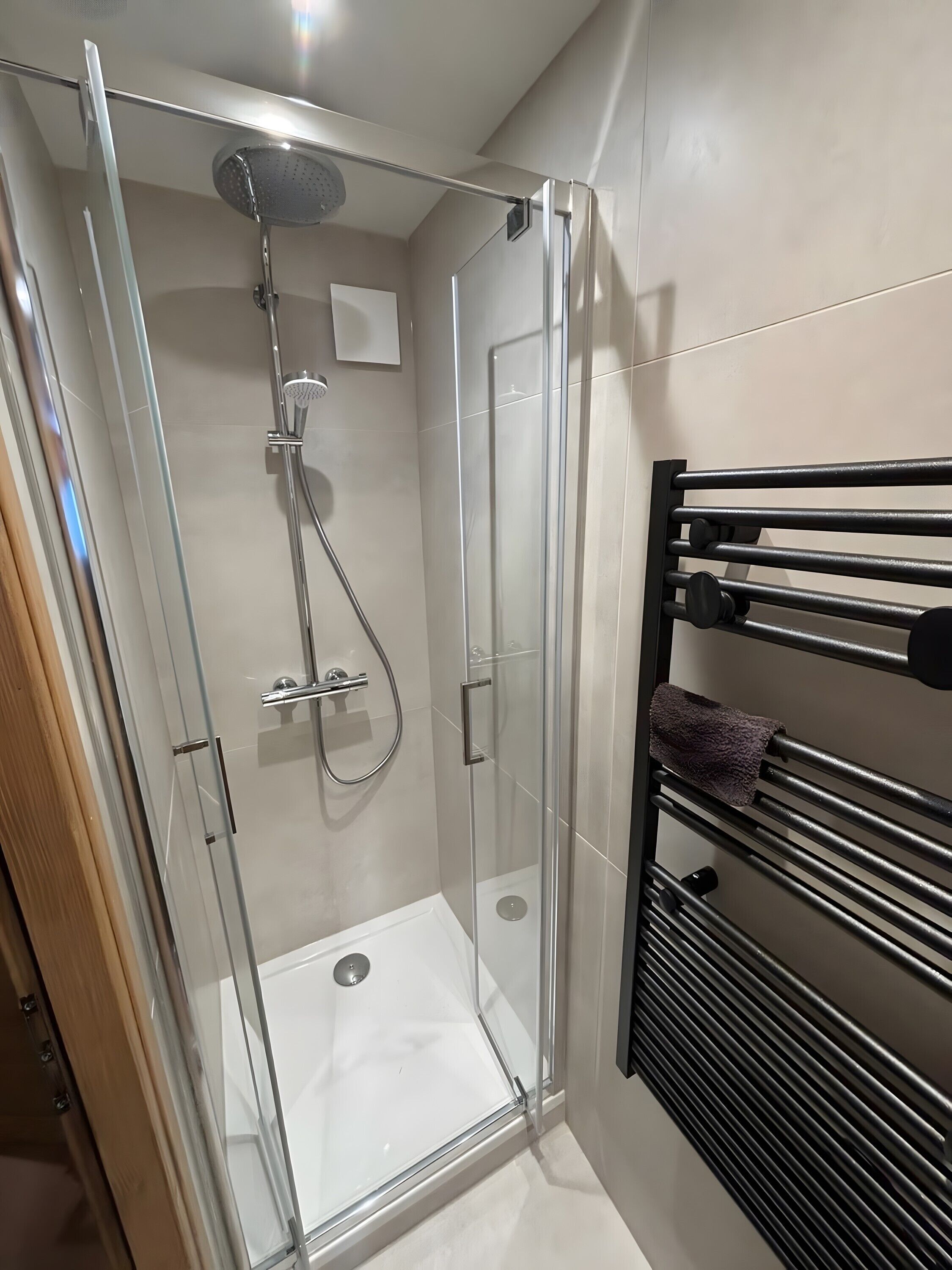 シャワー、タオル