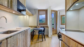 Refrigerador, microondas, placa de cocina, lavavajillas