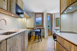 Réfrigérateur, micro-ondes, plaque de cuisson, lave-vaisselle