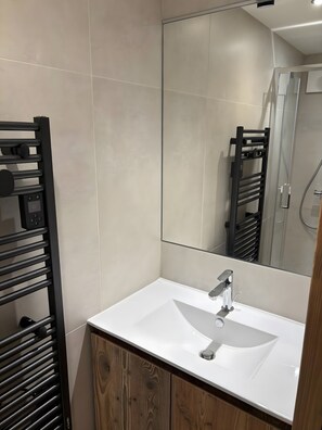 Chuveiro, toalhas de banho