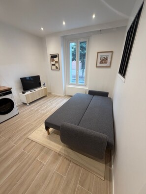 Interior - 2-room apartment, new/fully renovated, sleeps 4 (Montrouge)