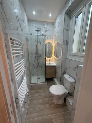Shower, hair dryer, towels, toilet paper - 2-room apartment, new/fully renovated, sleeps 4 (Montrouge)