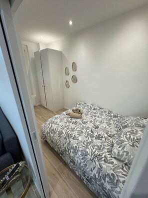 Iron/ironing board, WiFi, bed sheets - 2-room apartment, new/fully renovated, sleeps 4 (Montrouge)