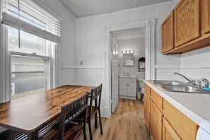 Fridge, microwave, oven, stovetop - Prime location, Fast Wifi, mins from light rail (Saint Paul)