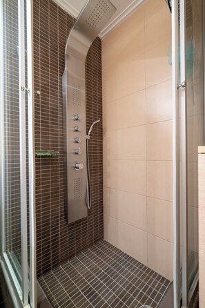 Haartrockner, Handtücher, Seife, Toilettenpapier