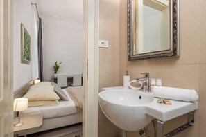 Shower, hair dryer, towels, soap - Belle Epoque Studio Apartment 3 in Opatija center (Opatija)