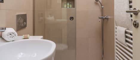 Douche, sĂšche-cheveux, serviettes fournies, savon