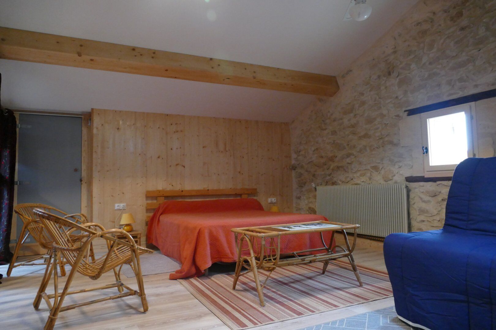 2 quartos, ferros/tábuas de passar roupa, roupa de cama