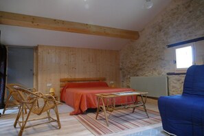 2 quartos, ferros/tábuas de passar roupa, roupa de cama