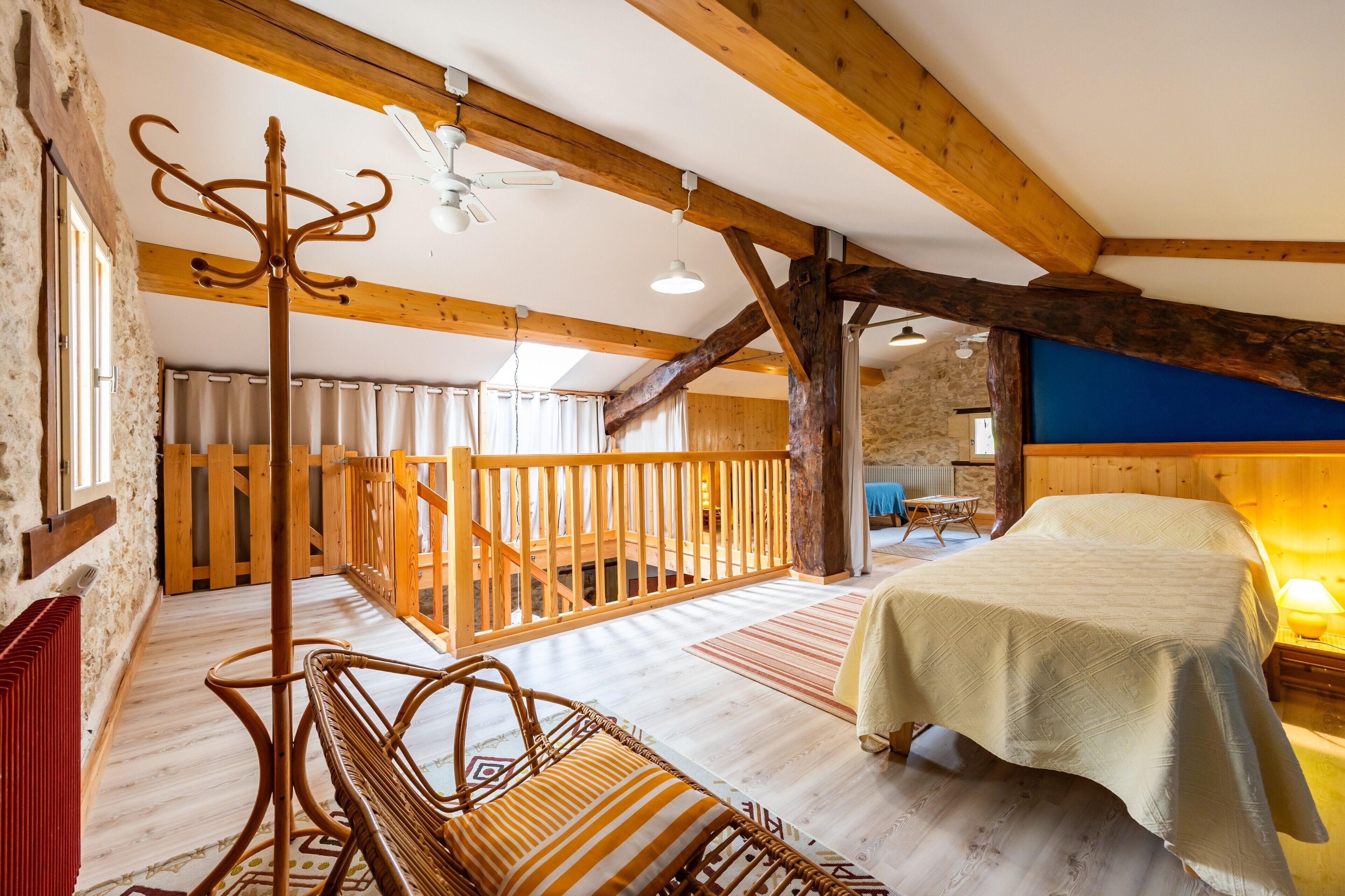 2 habitaciones, tabla de planchar con plancha y ropa de cama 