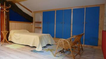 2 slaapkamers, een strijkplank/strijkijzer, beddengoed