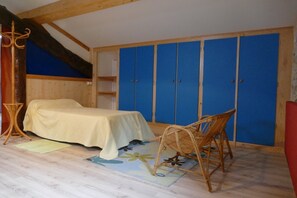 2 bedrooms, iron/ironing board, bed sheets