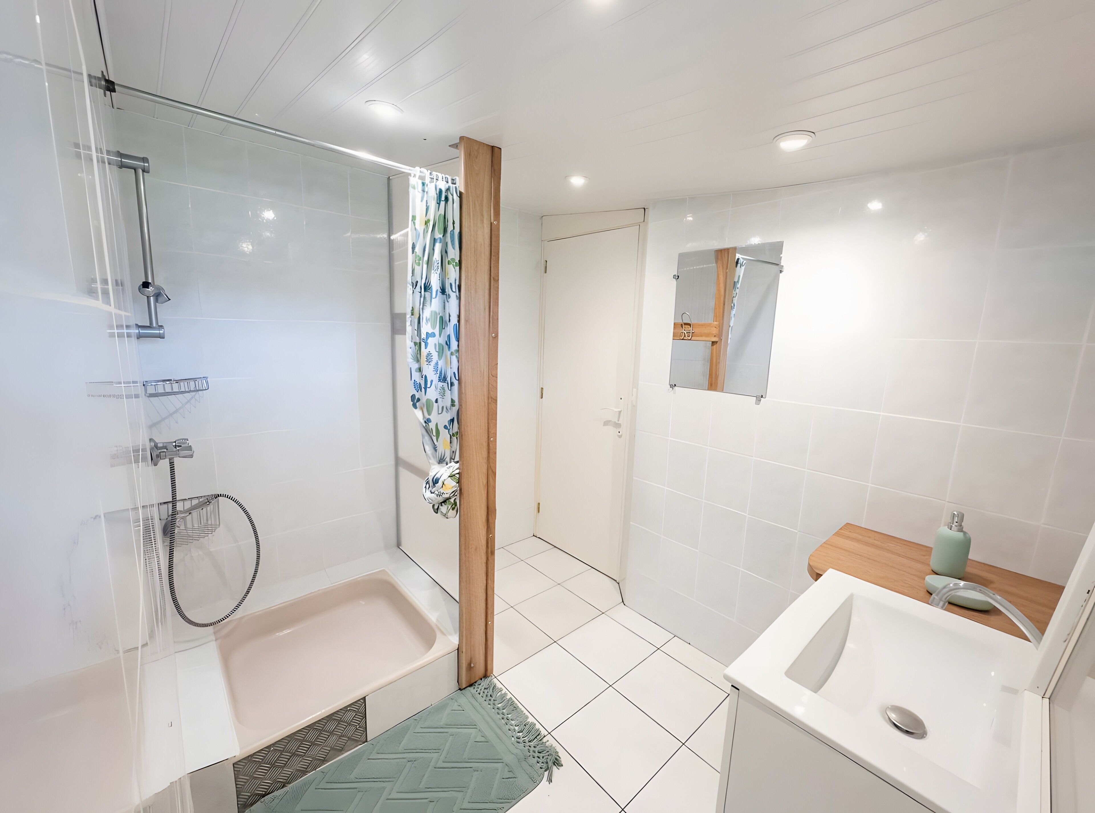 Een douche, gratis toiletartikelen, een haardroger