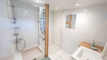 Een douche, gratis toiletartikelen, een haardroger