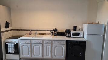 Kjøleskap, mikrobølgeovn, ovn og kokeplater