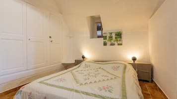 1 slaapkamer, een strijkplank/strijkijzer, wifi
