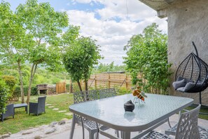 Outdoor dining - Cottage "Les Blaches" with Shared Pool, Wi-Fi, and Air Conditioning (Chauzon)