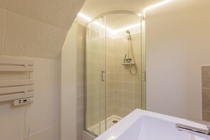 Douche, sèche-cheveux