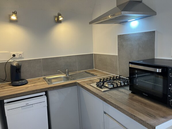 Fridge, microwave, oven, stovetop