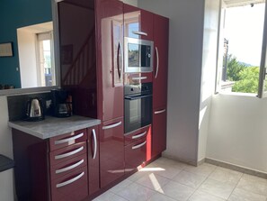 Kühlschrank, Mikrowelle, Ofen, Herdplatte