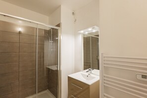 Shower, hair dryer - Gîte “Les Traverses” with Shared Pool, Wi-Fi, and Air Conditioning (Chauzon)
