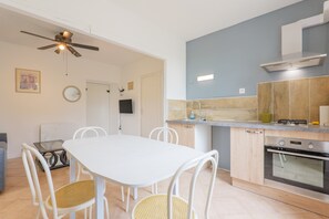 Fridge, microwave, oven, stovetop - Gîte “Le Barquetier” with Shared Pool, Wi-Fi, and Air Conditioning (Chauzon)