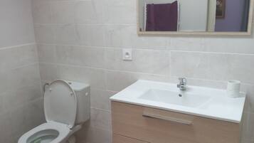 Een douche, handdoeken