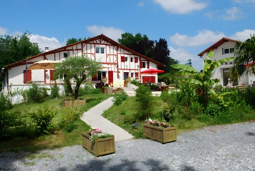 Chambre d’hôtes « Domaine De La Barthe - chambre Léonie » avec piscine partagée, terrasse et Wi-Fi