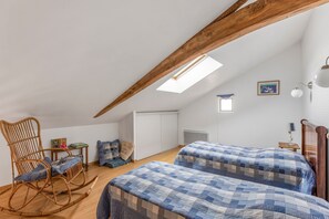 Een strijkplank/strijkijzer, wifi, beddengoed