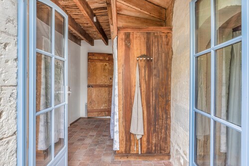 Gîte de Varrains : terrasse privée, jardin commun, Wi-Fi