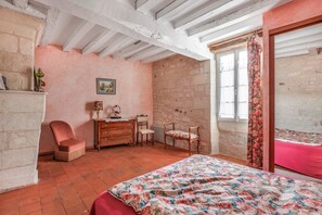 Iron/ironing board, WiFi, bed sheets - Holiday Home 'Gîte De Varrains' with Private Terrace, Shared Garden and Wi-Fi (Varrains)