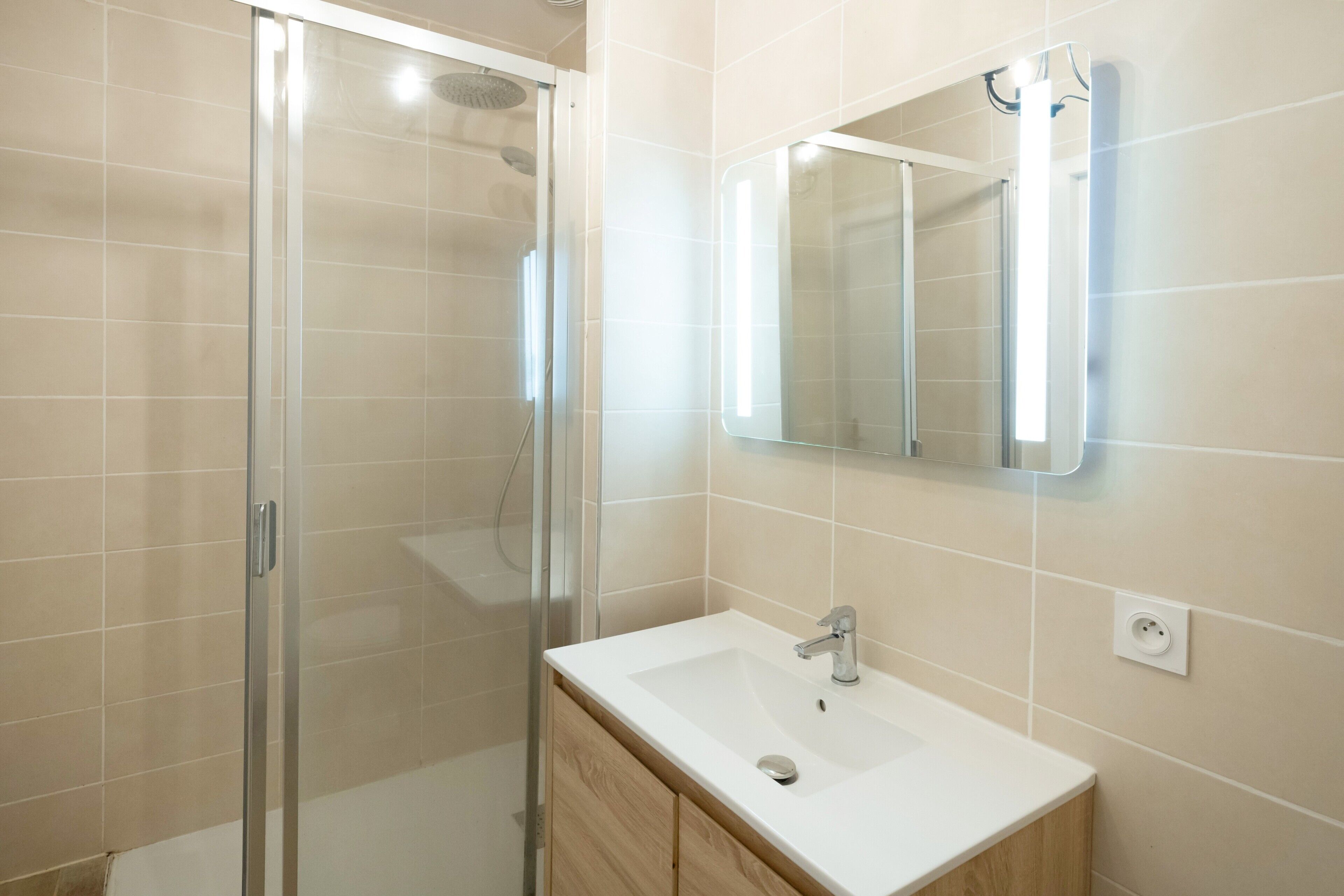 Een douche, handdoeken