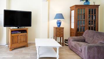 Fernseher, DVD-Player, Tischtennisplatte, Stereoanlage