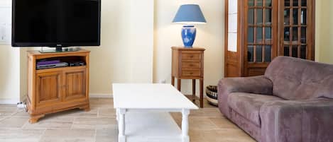 TV, DVD player, table tennis, stereo