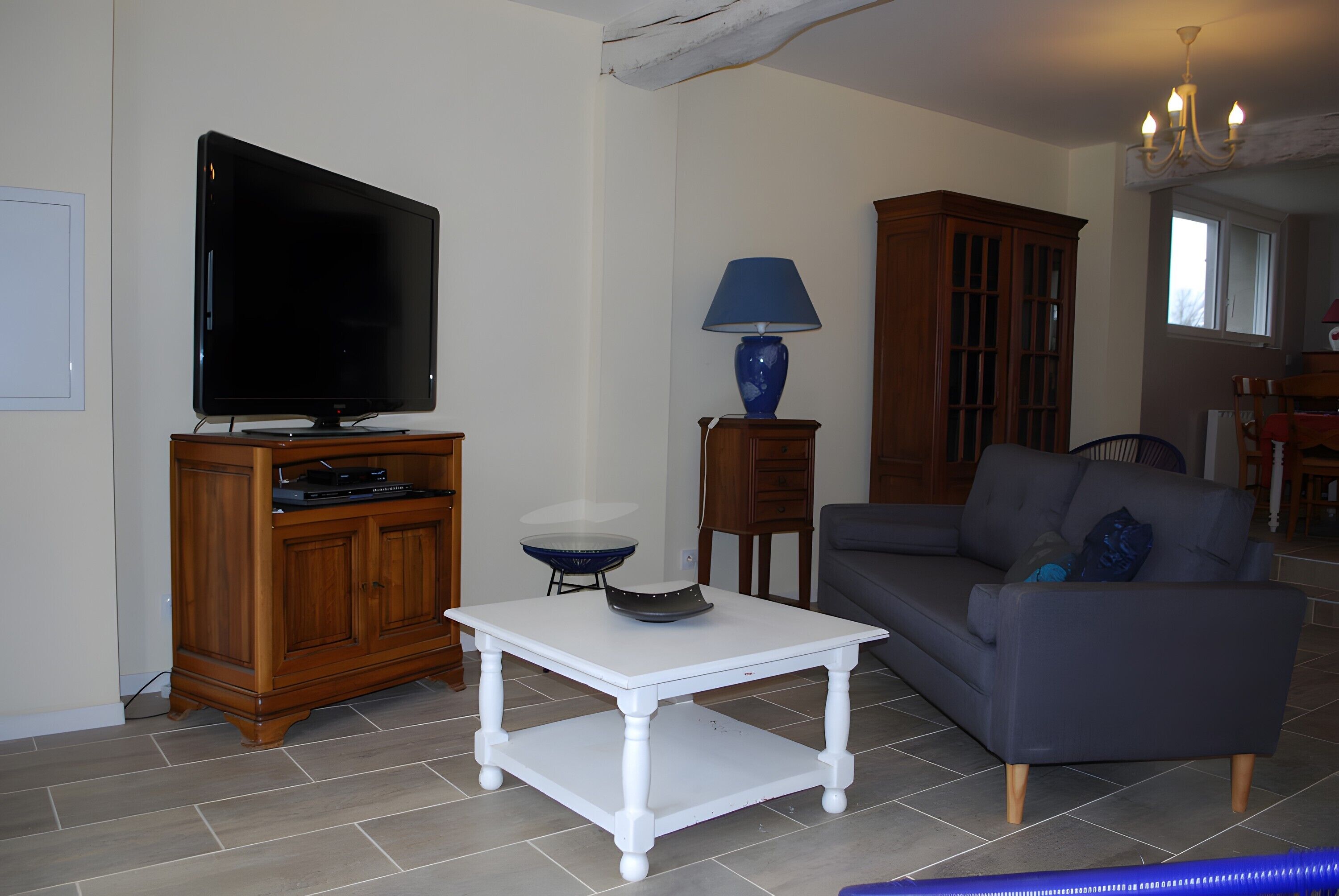 Fernseher, DVD-Player, Tischtennisplatte, Stereoanlage