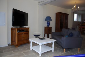 Televisie, een dvd-speler, een tafeltennistafel en een stereo