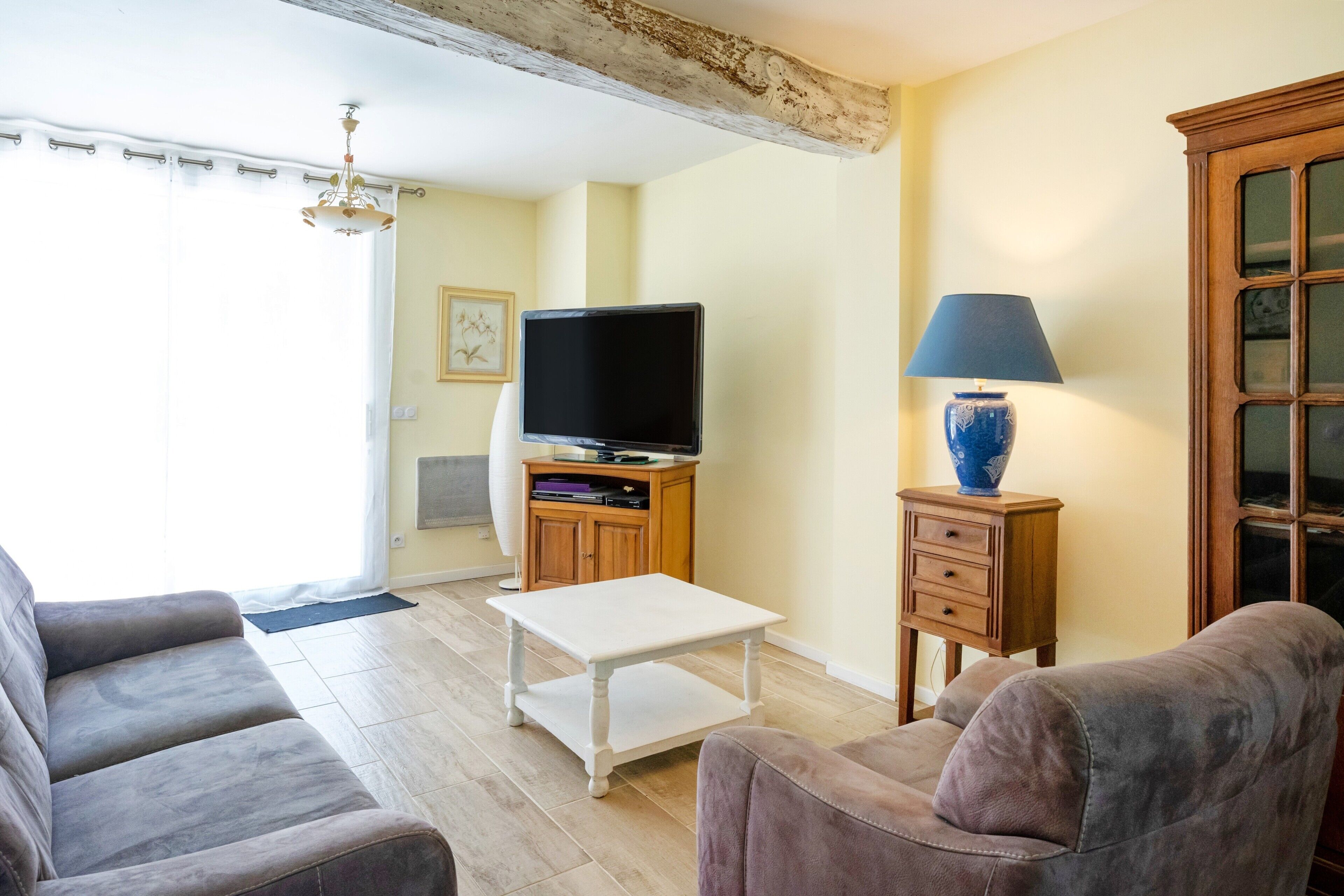 Fernseher, DVD-Player, Tischtennisplatte, Stereoanlage