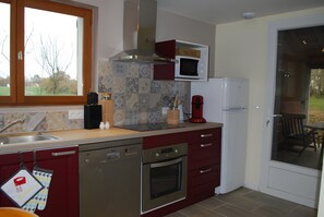 Fridge, microwave, oven, stovetop - Gite de la Barthe – near Dax (Garrey)