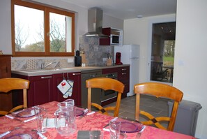 Fridge, microwave, oven, stovetop - Gite de la Barthe – near Dax (Garrey)