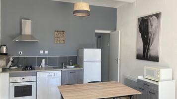 Een koelkast, een microgolfoven, een oven, een kookplaat