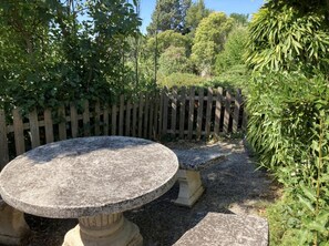 Outdoor dining - Gîte "Le Piscounil" with Shared Pool, Wi-Fi and Air Conditioning (Chauzon)