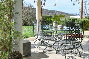 Outdoor dining - Bed and Breakfast 'Maison D'hotes Dolce Vita' with Mountain View, Shared Pool and Wi-Fi (Veyssilieu)