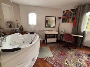 Shower, towels - Bed and Breakfast 'D'hotes' with Shared Pool, Shared Terrace and Shared Garden (Veyssilieu)