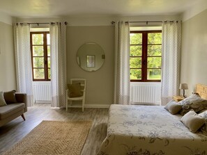 Tabla de planchar con plancha, wifi y ropa de cama 