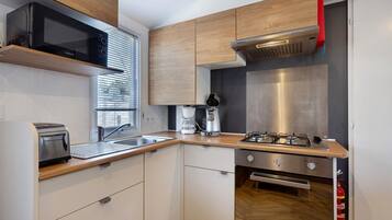 Fridge, microwave, oven, stovetop