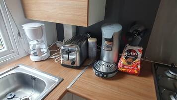 Een koelkast, een microgolfoven, een oven, een kookplaat