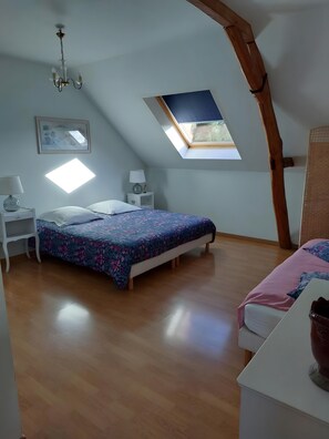 1 bedroom, WiFi, bed sheets - Bed and Breakfast 'Les Sept Arpents' with Shared Garden and Wi-Fi (Rigny Ussé)