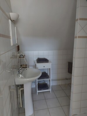 Een douche, een haardroger, handdoeken