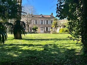 Exterior - Room "Room 3" with Shared Terrace, Shared Garden and Wi-Fi (Vic-en-Bigorre)